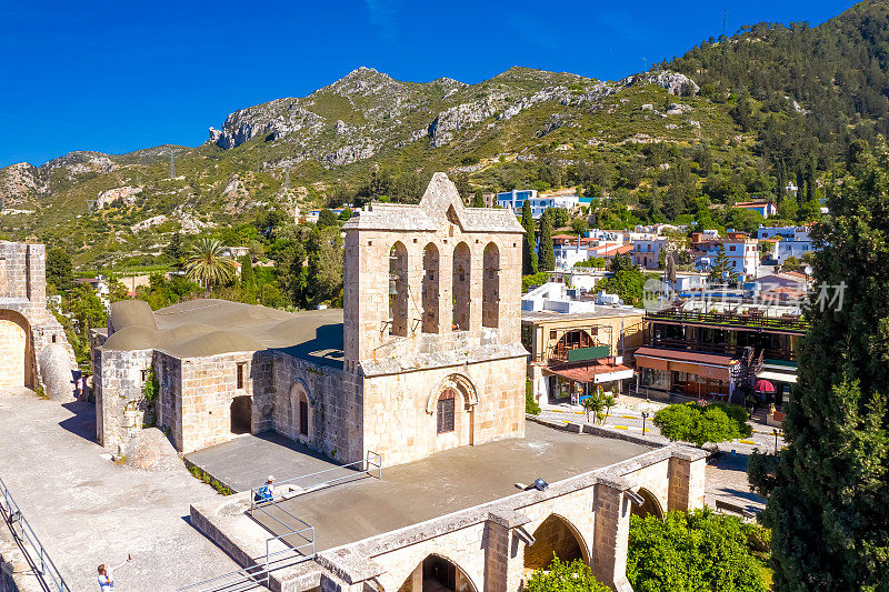中世纪的贝拉派修道院，背景是村庄。著名的旅游景点，建于13世纪的Canons Regular。Kyrenia区、塞浦路斯